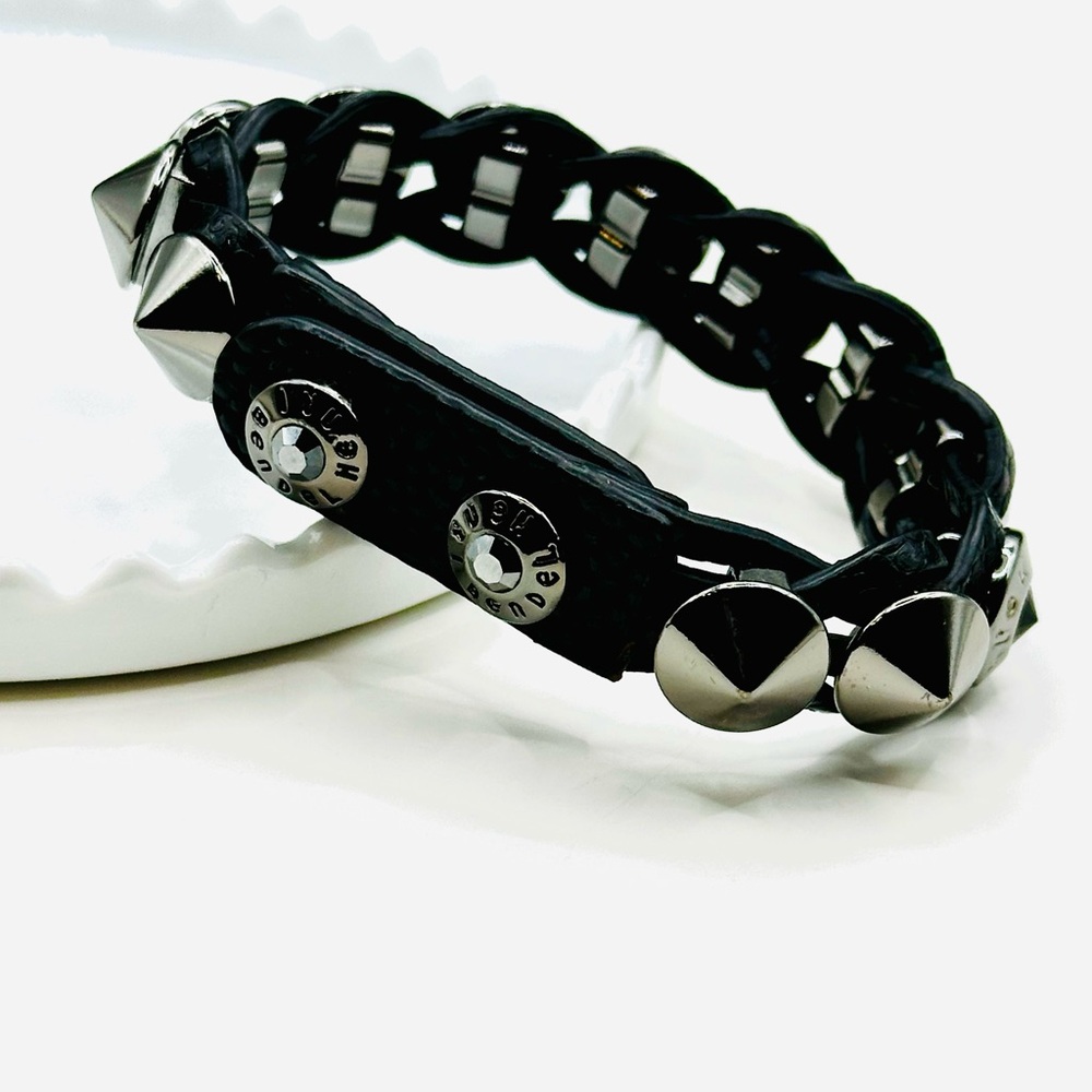 ๐ค HENRI BENDEL Vintage Studs & Logo Leather Bracelet.
Black & Silver - Picture 3 of 16